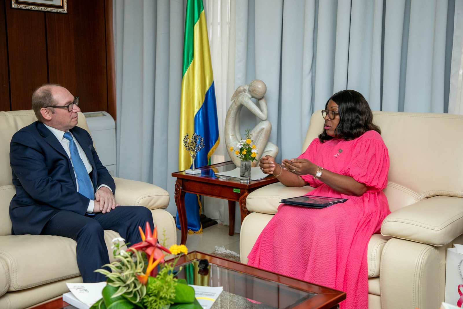 Gabon : S.E Alain GAUGRIS représentant résident du FMI reçu par le Ministre Laurence Ndong